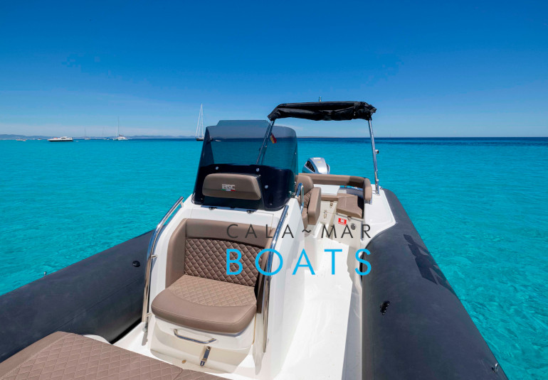 Alquiler de barcos en ibiza BSC 78 Ebony desde Santa Eulalia del Rio. Nuestro alquiler de barcos en Ibiza te ofrece la oportunidad de explorar las costas más hermosas de la isla. ¡Reserva ahora y vive una experiencia inolvidable!