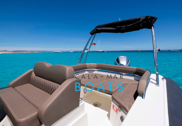 Alquiler de barcos en ibiza BSC 78 Ebony desde Santa Eulalia del Rio. Descubre Ibiza desde el mar con nuestra flota de barcos de alta calidad. Ofrecemos un servicio excepcional para que tus vacaciones sean inolvidables.