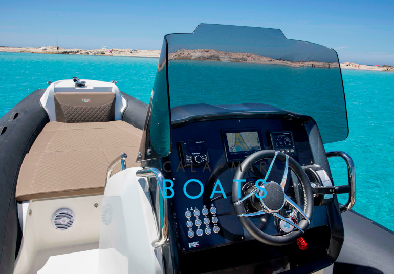 Alquiler de barcos en ibiza BSC 78 Ebony desde Santa Eulalia del Rio. ¿Quieres disfrutar de un día inolvidable en Ibiza? Alquila uno de nuestros barcos y descubre las maravillas que ofrece la isla.