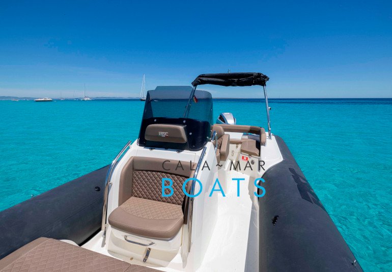 Alquiler de barcos en ibiza BSC 78 Ebony desde Santa Eulalia del Rio. Nuestro alquiler de barcos en Ibiza te ofrece la oportunidad de explorar las costas más hermosas de la isla. ¡Reserva ahora y vive una experiencia inolvidable!