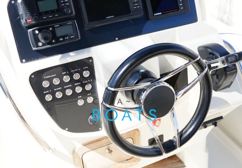 Alquiler de barcos en ibiza Santa Cruz desde Santa Eulalia del Rio. Nuestro alquiler de barcos en Ibiza te ofrece la oportunidad de explorar las costas más hermosas de la isla. ¡Reserva ahora y vive una experiencia inolvidable!