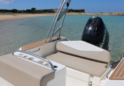 Alquiler de barcos en ibiza Torpedo desde Santa Eulalia del Rio. Nuestro alquiler de barcos en Ibiza te ofrece la oportunidad de explorar las costas más hermosas de la isla. ¡Reserva ahora y vive una experiencia inolvidable!