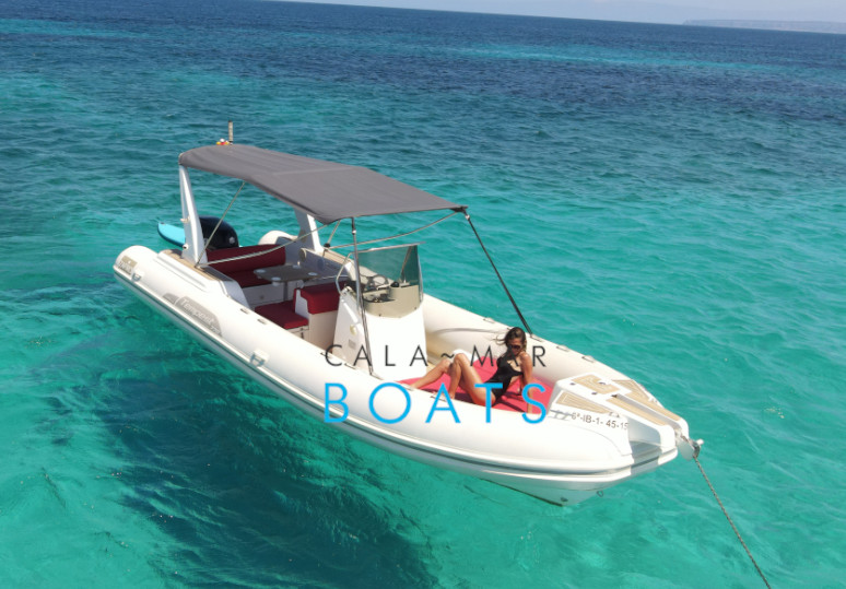 Alquiler de barcos en ibiza ZAFIRO desde Santa Eulalia del Rio. Descubre Ibiza desde una perspectiva diferente con nuestro alquiler de barcos. Una experiencia única para tus vacaciones en la isla.