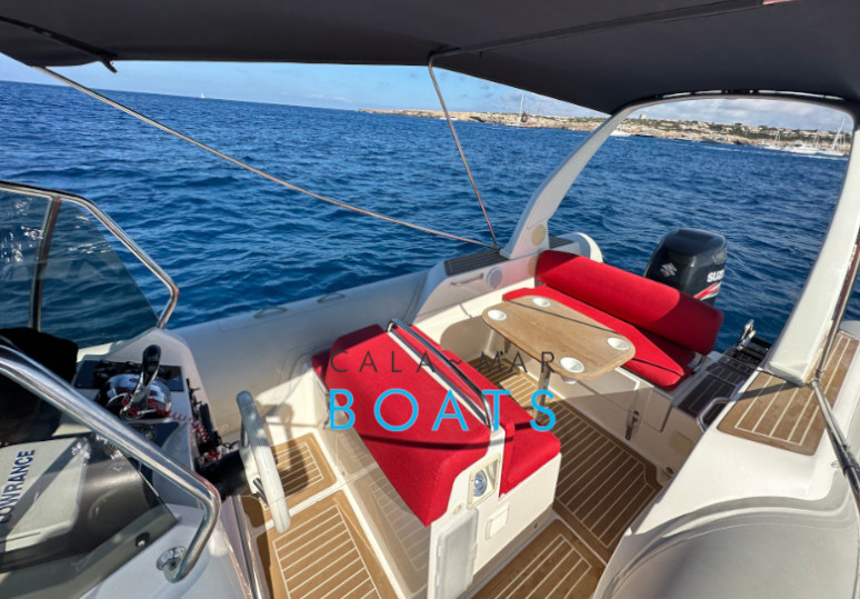 Alquiler de barcos en ibiza ZAFIRO desde Santa Eulalia del Rio. ¿Quieres disfrutar de un día inolvidable en Ibiza? Alquila uno de nuestros barcos y descubre las maravillas que ofrece la isla.