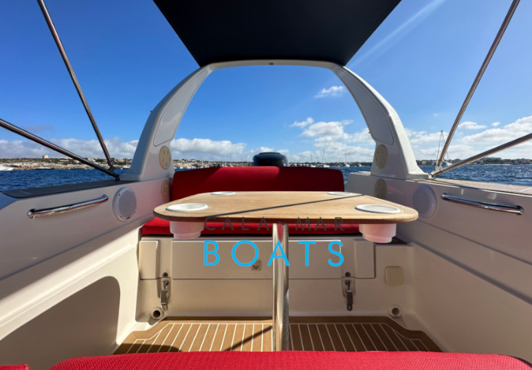 Alquiler de barcos en ibiza ZAFIRO desde Santa Eulalia del Rio. Nuestro alquiler de barcos en Ibiza te ofrece la oportunidad de explorar las costas más hermosas de la isla. ¡Reserva ahora y vive una experiencia inolvidable!