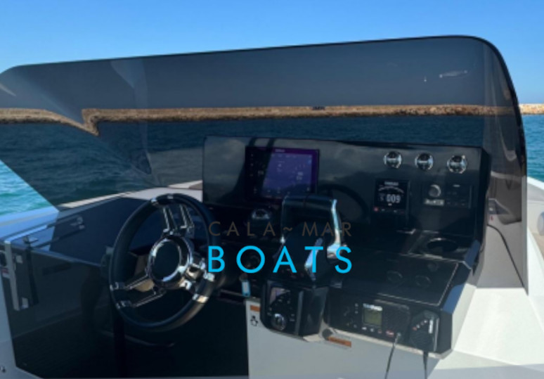 Alquiler de barcos en ibiza DEANTONIOD28 desde Santa Eulalia del Rio. Nuestro alquiler de barcos en Ibiza te ofrece la oportunidad de explorar las costas más hermosas de la isla. ¡Reserva ahora y vive una experiencia inolvidable!
