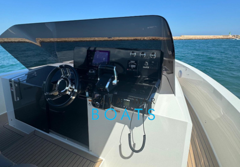 Alquiler de barcos en ibiza DEANTONIOD36 desde Santa Eulalia del Rio. Nuestro alquiler de barcos en Ibiza te ofrece la oportunidad de explorar las costas más hermosas de la isla. ¡Reserva ahora y vive una experiencia inolvidable!