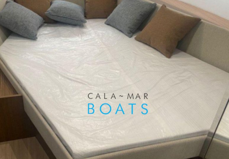 Alquiler de barcos en ibiza DEANTONIO34 desde Santa Eulalia del Rio. Descubre Ibiza desde el mar con nuestra flota de barcos de alta calidad. Ofrecemos un servicio excepcional para que tus vacaciones sean inolvidables.