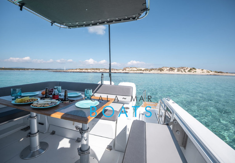 Alquiler de barcos en ibiza jeanneaucapcamarat9 desde Santa Eulalia del Rio. Descubre Ibiza desde el mar con nuestra flota de barcos de alta calidad. Ofrecemos un servicio excepcional para que tus vacaciones sean inolvidables.