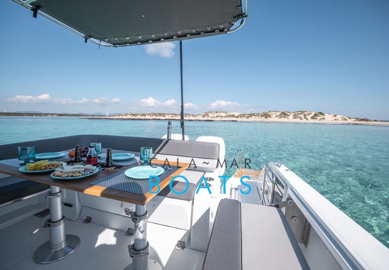 Alquiler de barcos en ibiza jeanneaucapcamarat9 desde Santa Eulalia del Rio. Descubre Ibiza desde el mar con nuestra flota de barcos de alta calidad. Ofrecemos un servicio excepcional para que tus vacaciones sean inolvidables.