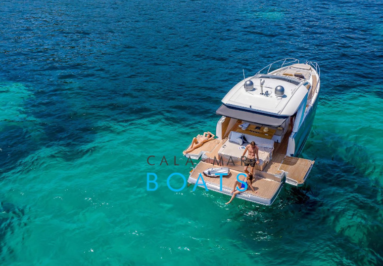 Alquiler de barcos en ibiza BABEL desde Santa Eulalia del Rio. Nuestro alquiler de barcos en Ibiza te ofrece la oportunidad de explorar las costas más hermosas de la isla. ¡Reserva ahora y vive una experiencia inolvidable!