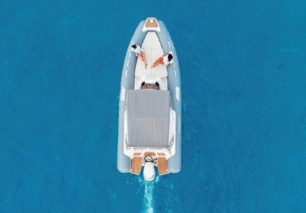 Alquiler de barcos en ibiza Jocker Clubman24 IBI desde Santa Eulalia del Rio. Nuestro alquiler de barcos en Ibiza te ofrece la oportunidad de explorar las costas más hermosas de la isla. ¡Reserva ahora y vive una experiencia inolvidable!
