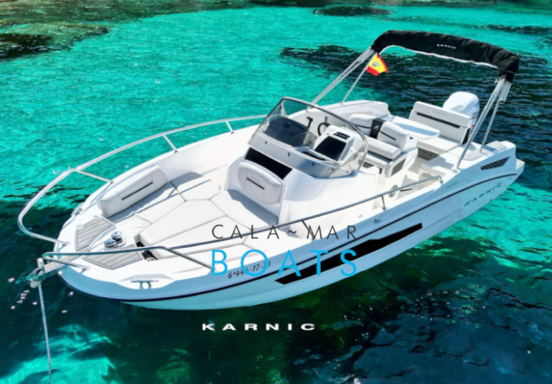 Alquiler de barcos en ibiza LITTLE TANIT desde Santa Eulalia del Rio. Nuestro alquiler de barcos en Ibiza te ofrece la oportunidad de explorar las costas más hermosas de la isla. ¡Reserva ahora y vive una experiencia inolvidable!