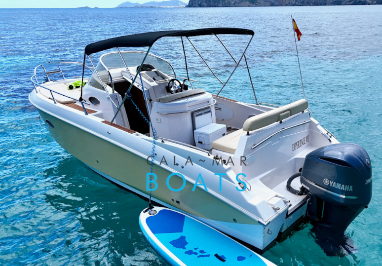Alquiler de barcos en ibiza EXPERIENCE VII desde Santa Eulalia del Rio. Nuestro alquiler de barcos en Ibiza te ofrece la oportunidad de explorar las costas más hermosas de la isla. ¡Reserva ahora y vive una experiencia inolvidable!