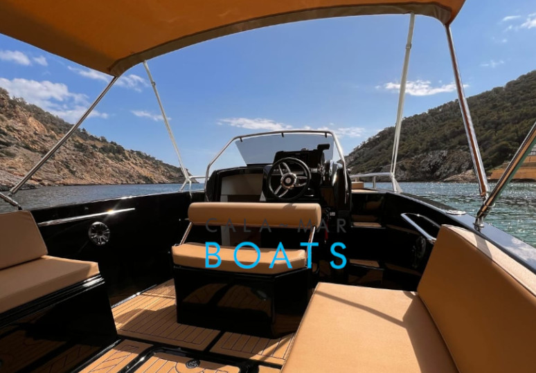 Alquiler de barcos en ibiza NINJA BONITA desde Santa Eulalia del Rio. Nuestro alquiler de barcos en Ibiza te ofrece la oportunidad de explorar las costas más hermosas de la isla. ¡Reserva ahora y vive una experiencia inolvidable!