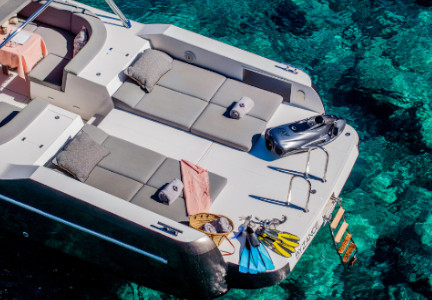 Alquiler de barcos en ibiza BYZANCE desde Santa Eulalia del Rio. Descubre Ibiza desde el mar con nuestra flota de barcos de alta calidad. Ofrecemos un servicio excepcional para que tus vacaciones sean inolvidables.
