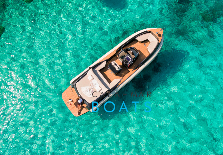 Alquiler de barcos en ibiza LILI desde Santa Eulalia del Rio. Nuestro alquiler de barcos en Ibiza te ofrece la oportunidad de explorar las costas más hermosas de la isla. ¡Reserva ahora y vive una experiencia inolvidable!