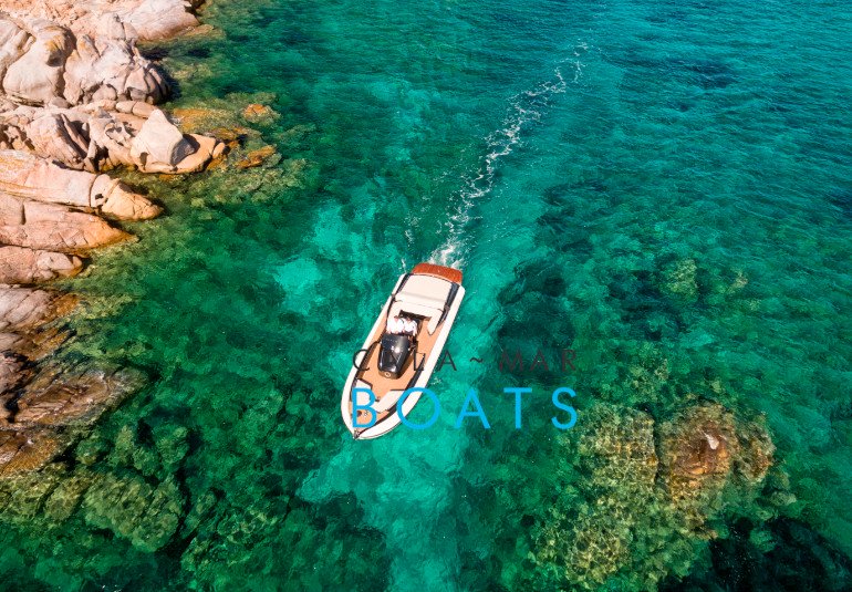 Alquiler de barcos en ibiza LILI desde Santa Eulalia del Rio. Descubre Ibiza desde el mar con nuestra flota de barcos de alta calidad. Ofrecemos un servicio excepcional para que tus vacaciones sean inolvidables.