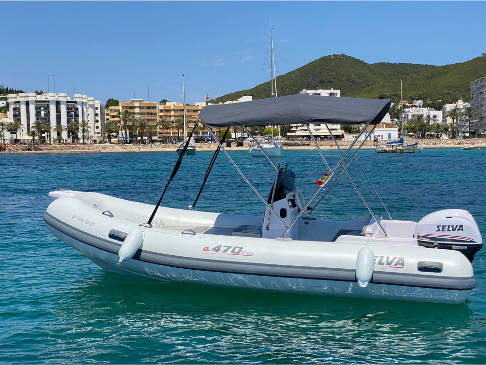 Alquiler de barcos en ibiza BLUES desde Santa Eulalia del Rio. Descubre Ibiza desde una perspectiva diferente con nuestro alquiler de barcos. Una experiencia única para tus vacaciones en la isla.