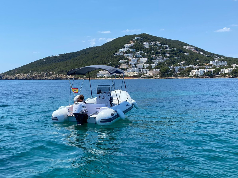 Alquiler de barcos en ibiza BLUES desde Santa Eulalia del Rio. ¿Quieres disfrutar de un día inolvidable en Ibiza? Alquila uno de nuestros barcos y descubre las maravillas que ofrece la isla.