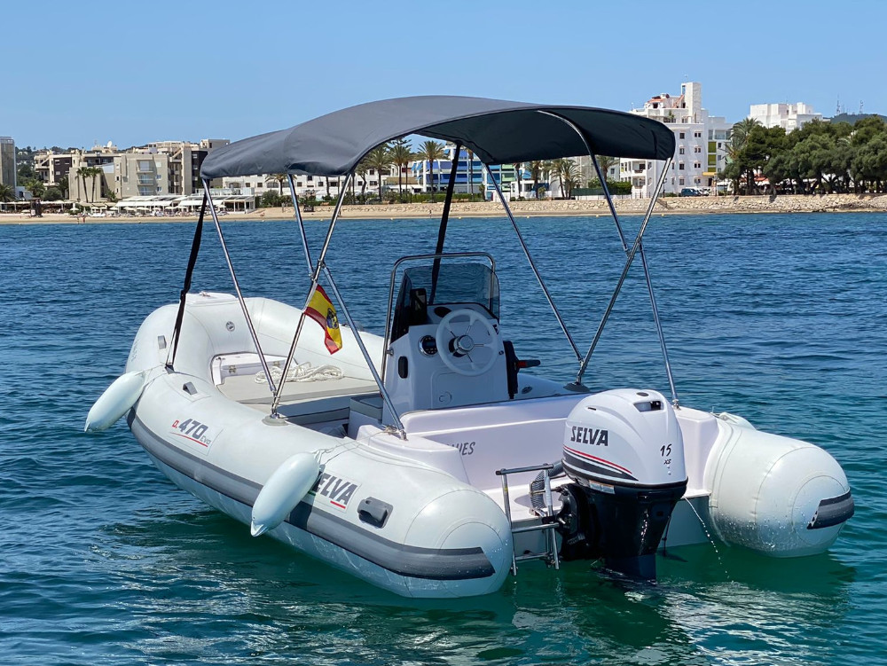 Alquiler de barcos en ibiza BLUES desde Santa Eulalia del Rio. Nuestro alquiler de barcos en Ibiza te ofrece la oportunidad de explorar las costas más hermosas de la isla. ¡Reserva ahora y vive una experiencia inolvidable!