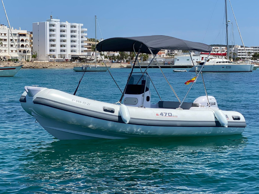 Alquiler de barcos en ibiza BLUES desde Santa Eulalia del Rio. Descubre Ibiza desde el mar con nuestra flota de barcos de alta calidad. Ofrecemos un servicio excepcional para que tus vacaciones sean inolvidables.