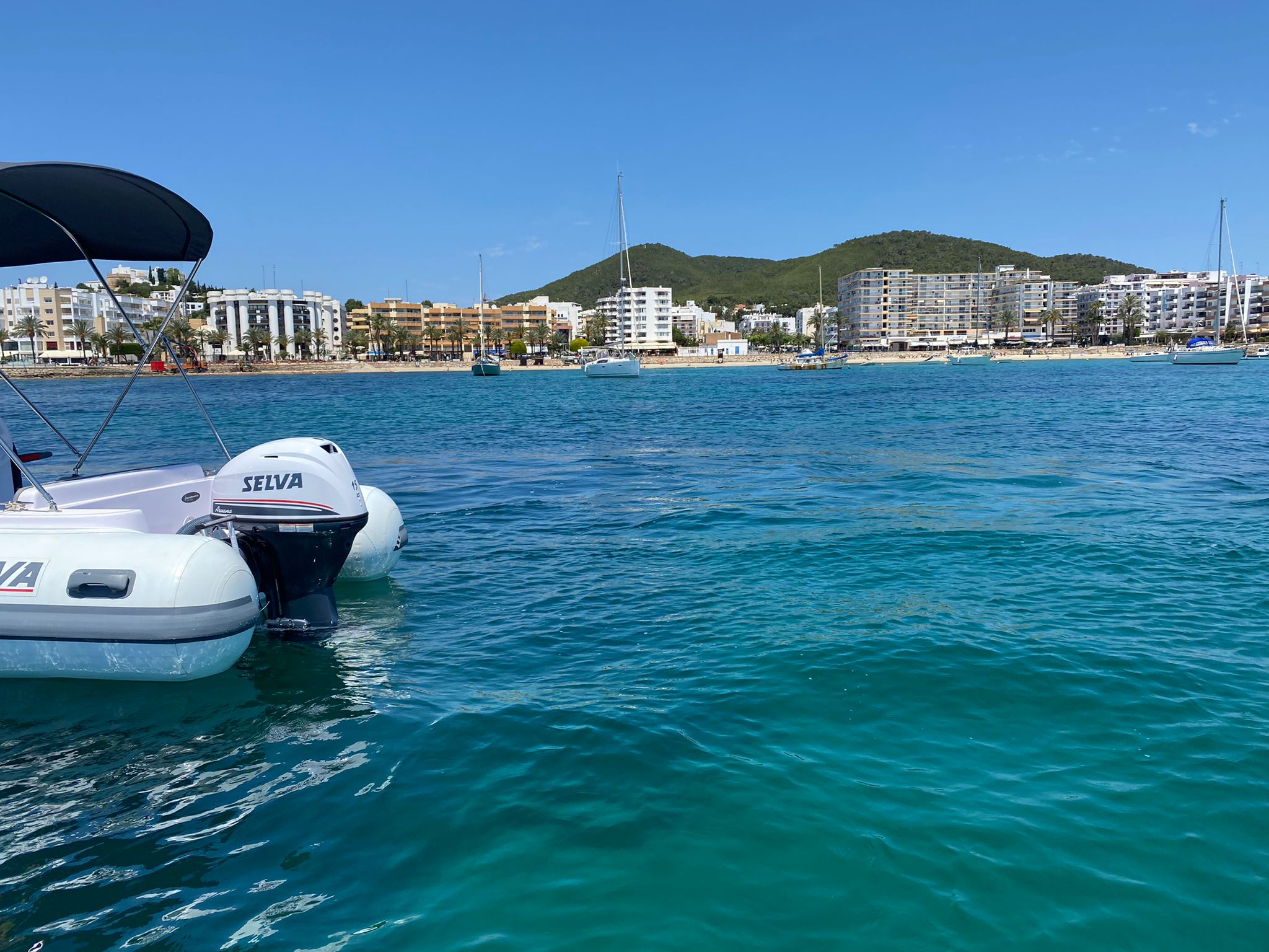 Alquiler de barcos en ibiza BLUES desde Santa Eulalia del Rio. Alquila un barco con nosotros y navega por las aguas cristalinas de Ibiza. Tenemos una gran selección de embarcaciones para satisfacer tus necesidades.