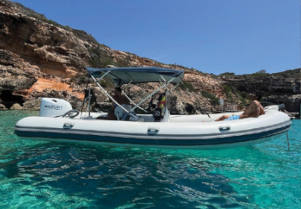 Alquiler de barcos en ibiza NARAI desde Santa Eulalia del Rio. ¿Quieres disfrutar de un día inolvidable en Ibiza? Alquila uno de nuestros barcos y descubre las maravillas que ofrece la isla.