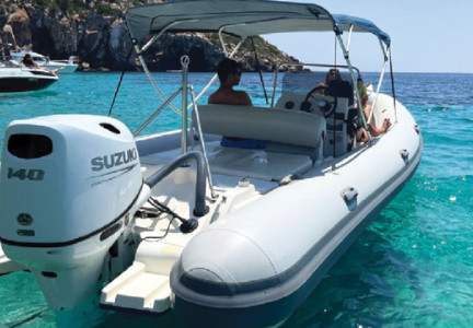 Alquiler de barcos en ibiza NARAI desde Santa Eulalia del Rio. Nuestro alquiler de barcos en Ibiza te ofrece la oportunidad de explorar las costas más hermosas de la isla. ¡Reserva ahora y vive una experiencia inolvidable!