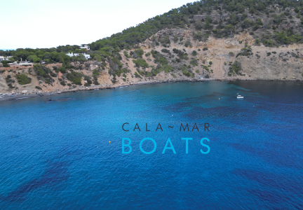 Alquiler de barco a motor en Ibiza para llegar a la Cala Boix