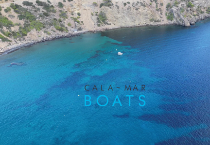 Alquilar barco sin titulación en Ibiza para llegar a la Cala Boix