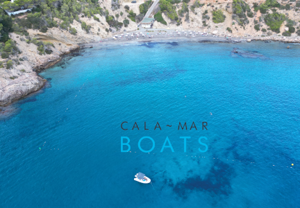 Alquilar un barco en Ibiza para llegar a la Cala Boix