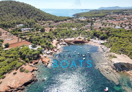 Alquilar un barco en Ibiza para llegar a la Cala Pou des Lleo